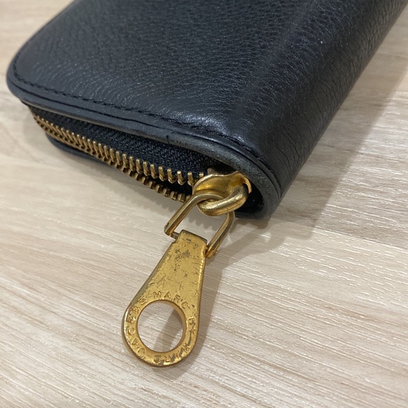 Marc Jacobs Wallet | Black Pebbled Leather Look | Gold Hardware - Picture 4 of 6